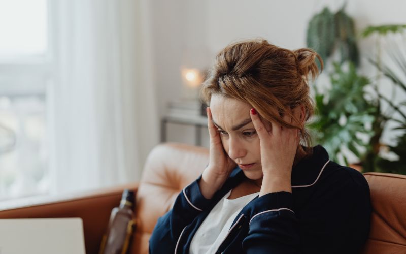 Vrouw met stress hersenmist brain fog