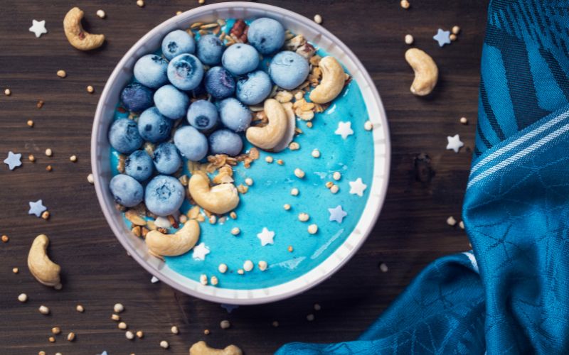 smoothiebowl met blauwe spirulina blue spirulina