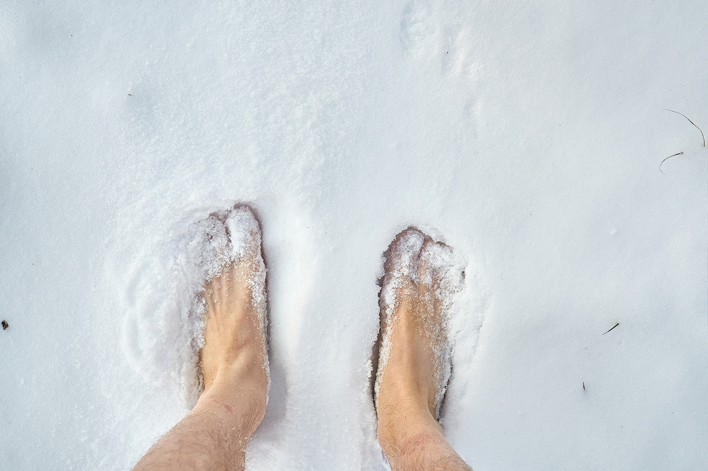 Blote voeten in de verse sneeuw.