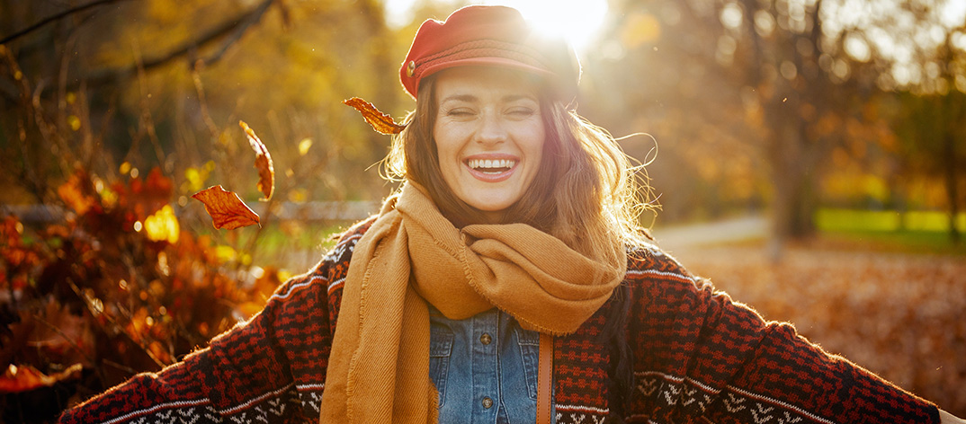 Vrouw geniet van de herfst