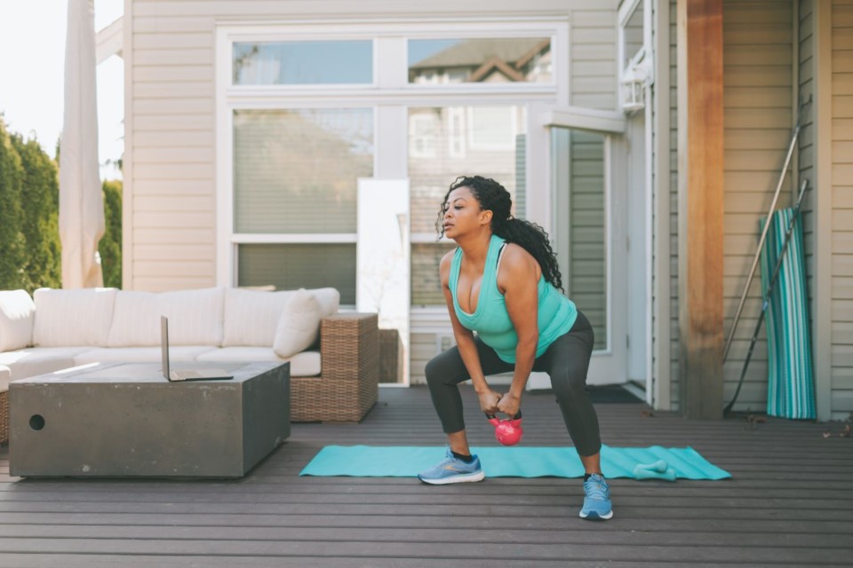 vrouw doet thuis workout